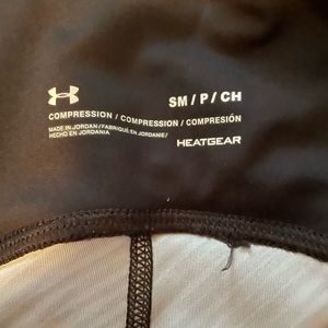 Under Armour black and white capri’s